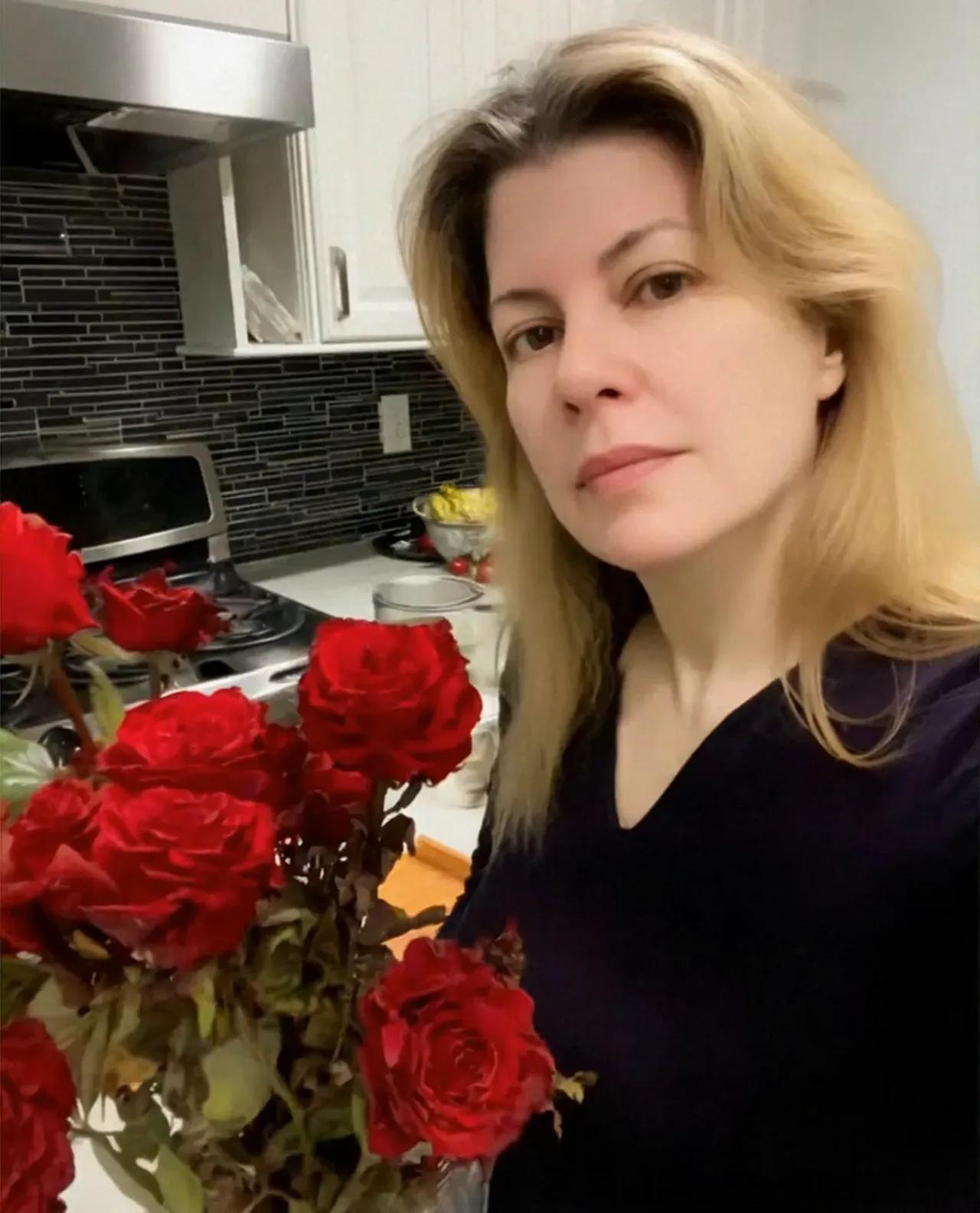 My Husband Brought Home Flowers Every Friday — Then a Note in the Bouquet Changed Everything
