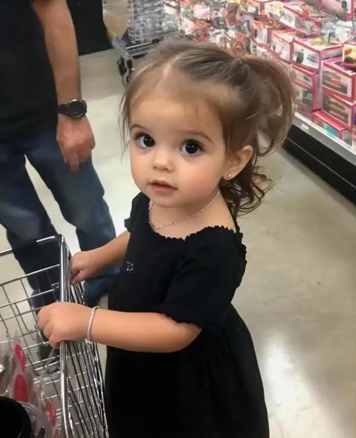 She Helped a Single Dad, Then Saw a Familiar Bracelet on His Little Girl